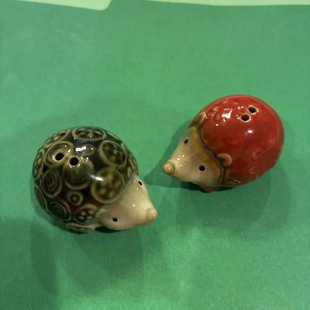 Vintage Hedgehog Salt Pepper Shakers Red Green Floral Swirl Mini 2